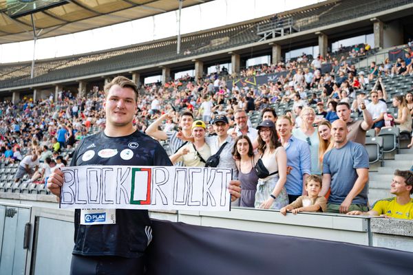 Torben Brandt (SCC Berlin) mit seinen Fans waehrend der deutschen Leichtathletik-Meisterschaften im Olympiastadion am 26.06.2022 in Berlin